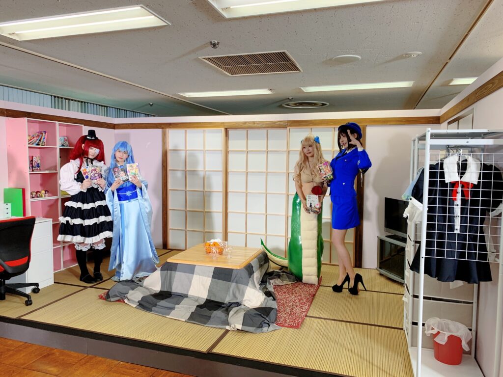 邪神ちゃんとゆりねが住んでいる家にコスプレイヤーが集結