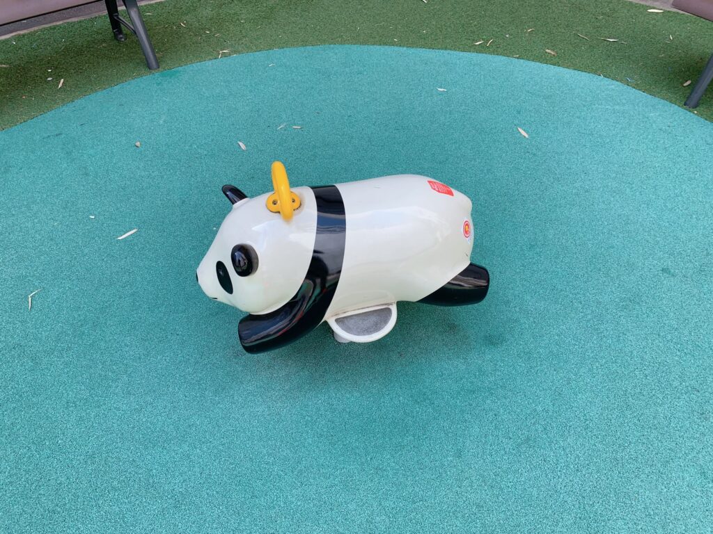 パンダが目立つ『邪神ちゃんドロップキック』の聖地・キンキン広場を巡礼