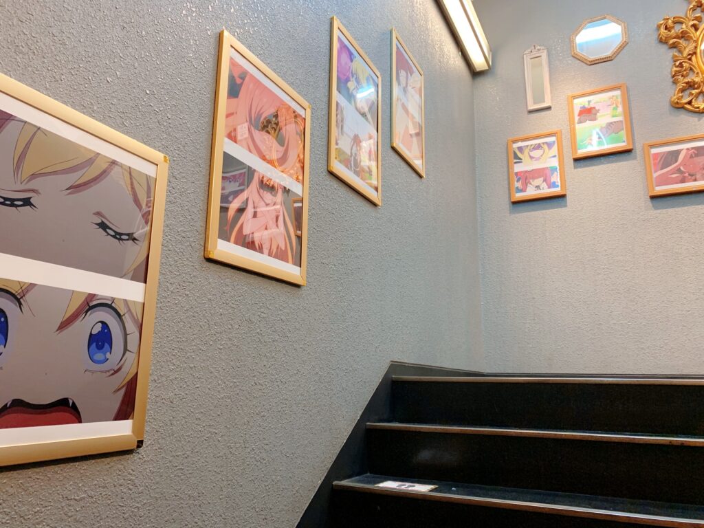 『邪神ちゃんドロップキック』4期のクラファンと連動して開催されたコラボカフェ「冬の強化合宿カフェ～in 池袋」の階段は絵画展みたいだった