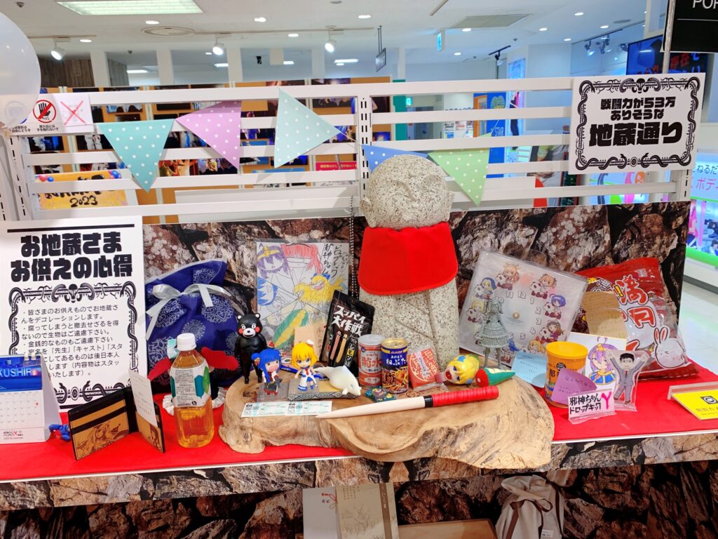 邪神ちゃんの秋「邪神ちゃん生誕祭POP UP SHOP」の会場には地蔵通りが設置