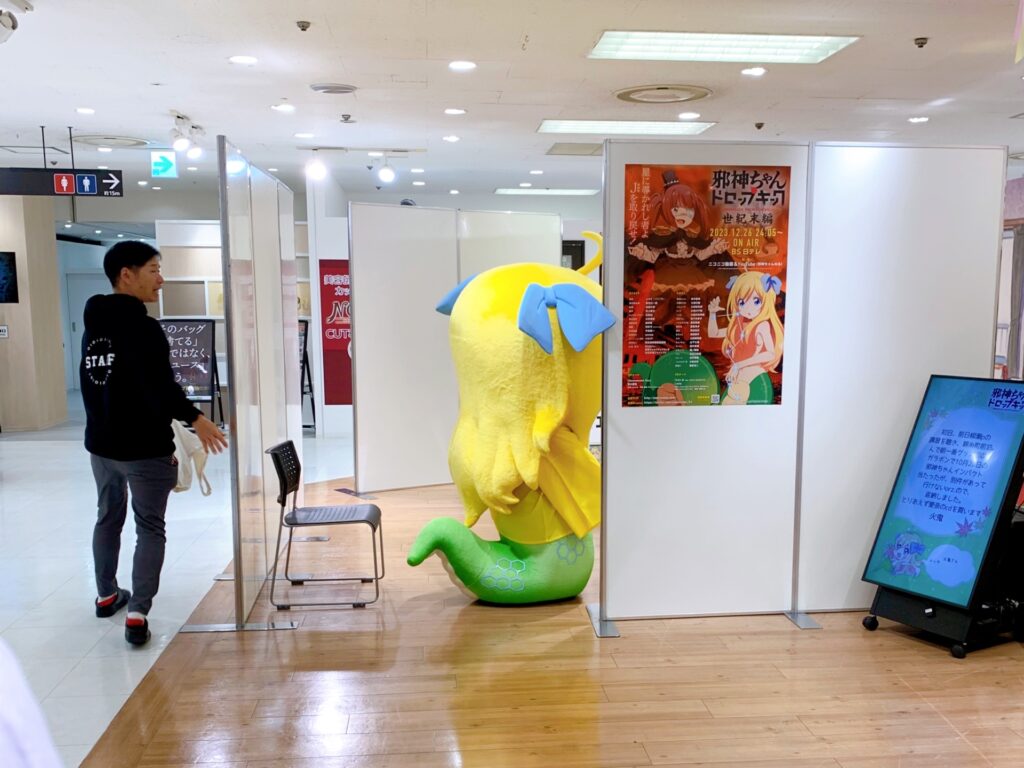 邪神ちゃんの秋「邪神ちゃん生誕祭POP UP SHOP」の会場で撮影ブースに入っていく邪神ちゃんインパクト