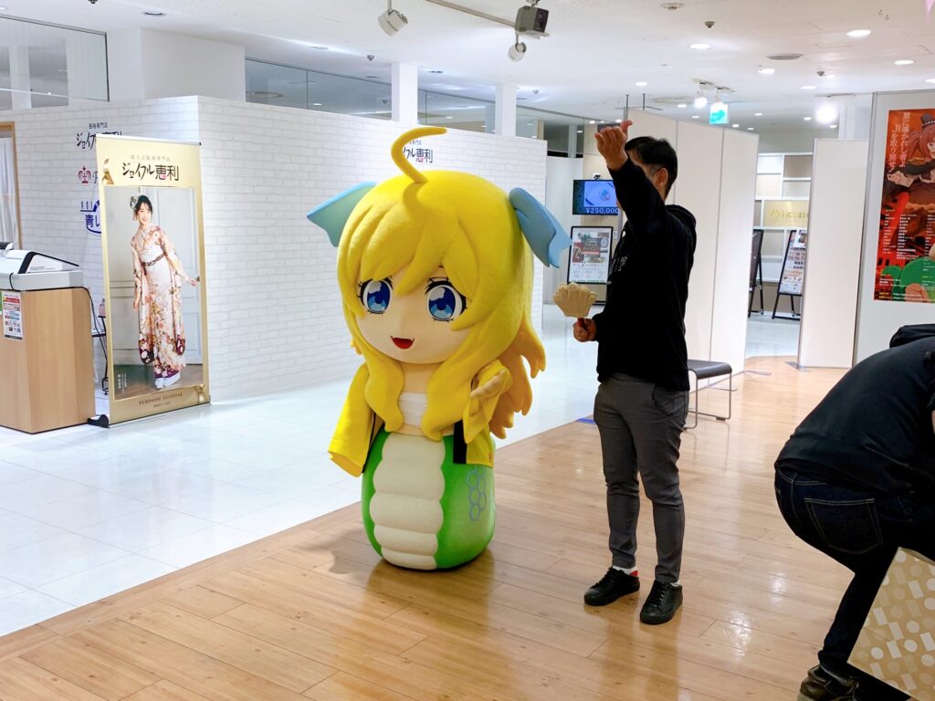 邪神ちゃんの秋「邪神ちゃん生誕祭POP UP SHOP」の会場で邪神ちゃんインパクトとじゃんけん大会