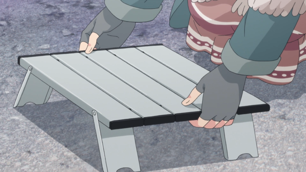 アニメ『ゆるキャン△』で志摩リンのキャンプ道具、アウトドアテーブルは「キャプテンスタッグ 折りたたみ式アルミロールテーブル」。