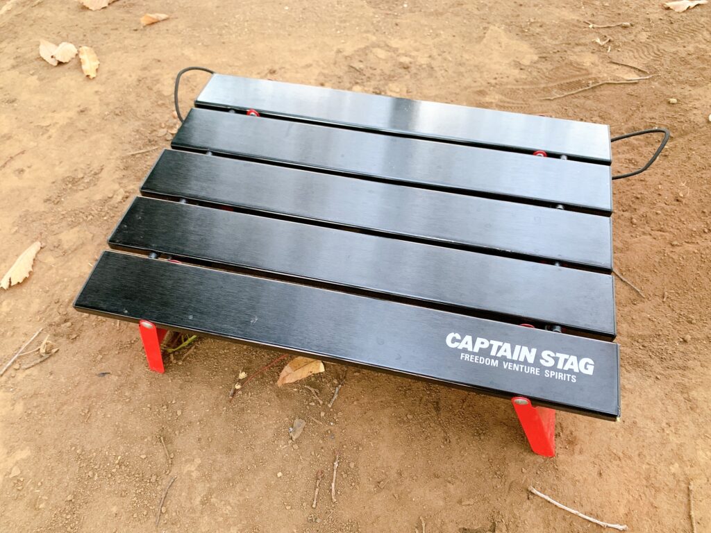 アニメ『ゆるキャン△』で志摩リンのキャンプ道具、アウトドアテーブルは「キャプテンスタッグ 折りたたみ式アルミロールテーブル」で、色違いもかっこいい。