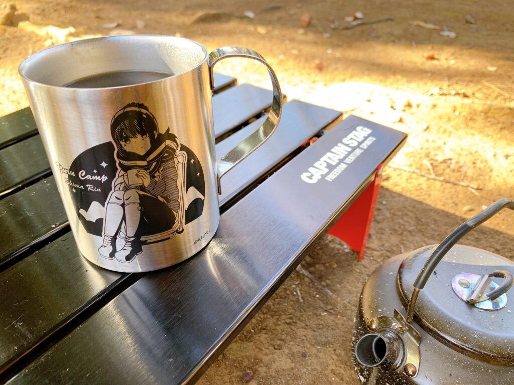 『ゆるキャン△』のコラボキャンプグッズ「二層ステンレスマグカップ」は、冬キャンの朝に淹れたコーヒーでも暖かさをしっかりキープしてくれる。