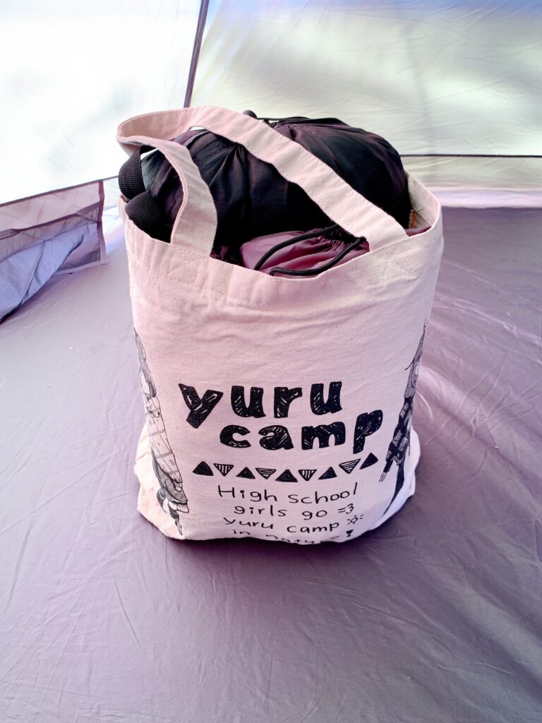 『ゆるキャン△』のコラボキャンプグッズ「トートバッグ」は、実際のキャンプや普段使いでもかわいい。