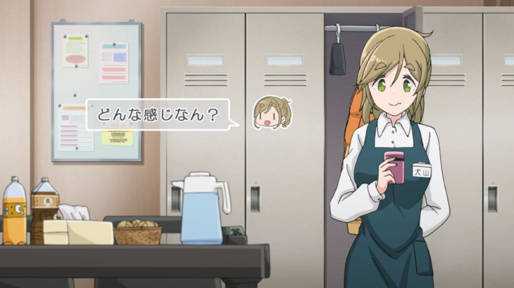 C-Station制作のアニメ『ゆるキャン△』1期の犬山あおい（犬子）のバイト先の制服の胸はかなり大きい。