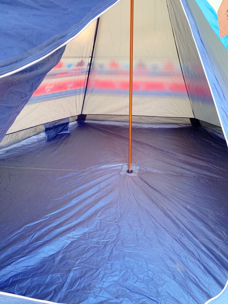 LOGOS（ロゴス）ナバホ Tepee 300は設営簡単なワンポールテントで、おしゃれカワイイキャンプ女子におすすめのテントで、中華製品とは違う安心安全な日本アウトドアブランドのテントで、ソロキャンに丁度いいサイズ