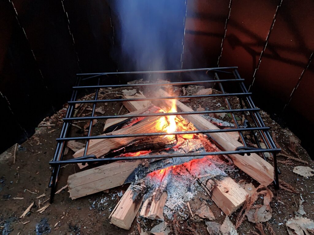 ビア缶チキンに必要な道具、直火OKのキャンプ場で焚き火をそのまま料理の火に使えるキャプテンスタッグのスリーウェイ ダッチオーブンスタンドがおすすめ