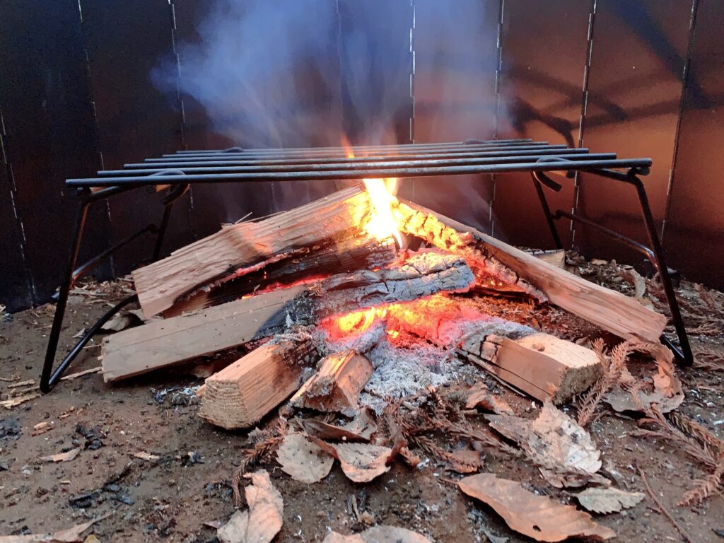ビア缶チキンに必要な道具、直火OKのキャンプ場で焚き火をそのまま料理の火に使えるキャプテンスタッグのスリーウェイ ダッチオーブンスタンドがおすすめ
