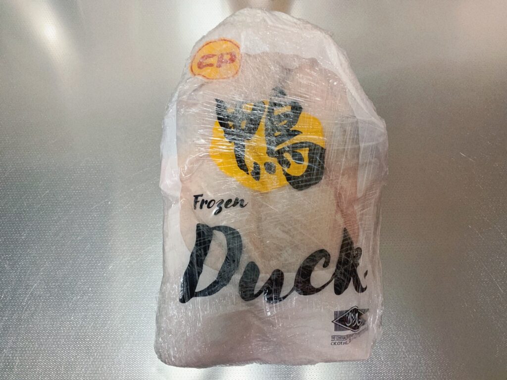 ビア缶チキンは丸鶏だが、今回はコスパを重視して業務スーパーの鴨肉1500円を使用。