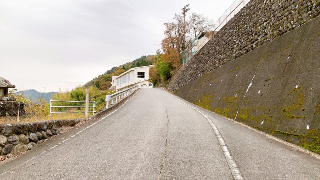 浩庵テント村（第2キャンプ場）は予約が取りやすく、紅葉が映える林間サイトが魅力のおすすめの超穴場。歩けば本栖湖にもアクセス可能だが、ゆるキャン△の聖地・浩庵キャンプ場とは違い富士山や本栖湖は見れない。冬季の閉鎖やたぬきの多さがデメリット。