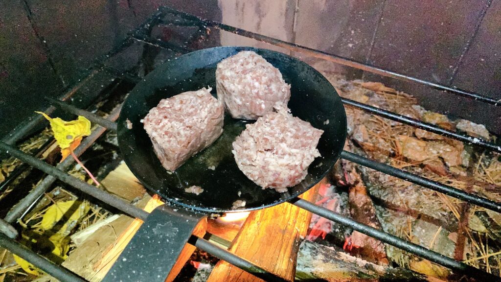 Amazonで買える『ゆるキャン△』でも話題になった「そのまんま肉バーグ」をキャンプで焼き方を無視して食べたら、ハンバーグの概念が変わるほど旨みと肉を感じる世界一おいしいハンバーグだった。キャンプで食べると格別で買って損なしのおすすめ商品。