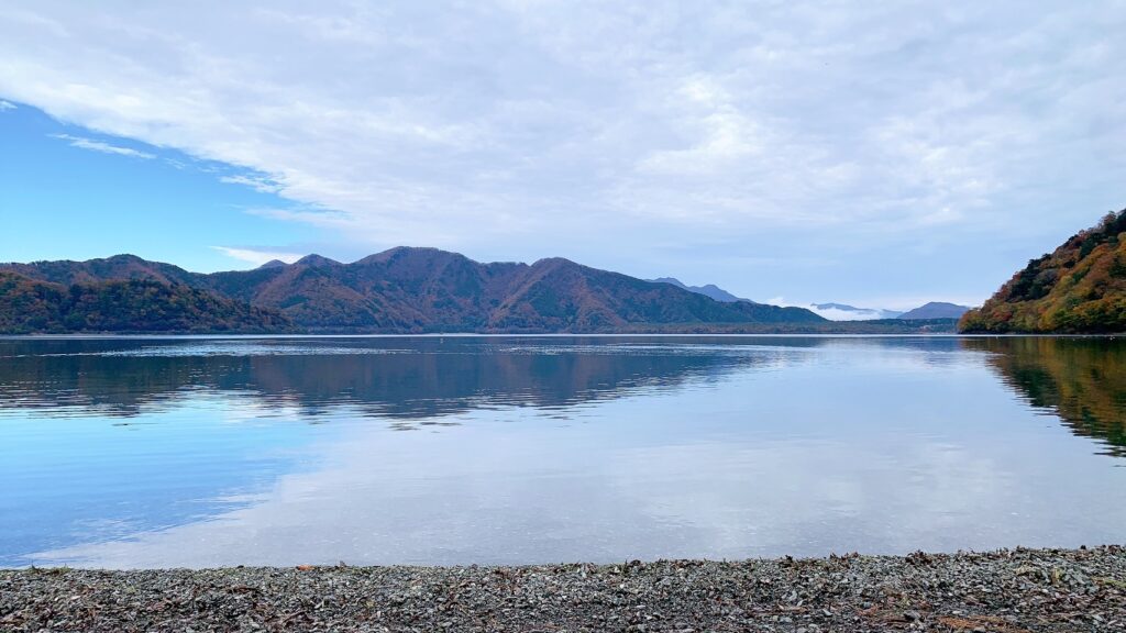 浩庵テント村（第2キャンプ場）は予約が取りやすく、紅葉が映える林間サイトが魅力のおすすめの超穴場。歩けば本栖湖にもアクセス可能だが、ゆるキャン△の聖地・浩庵キャンプ場とは違い富士山や本栖湖は見れない。冬季の閉鎖やたぬきの多さがデメリット。