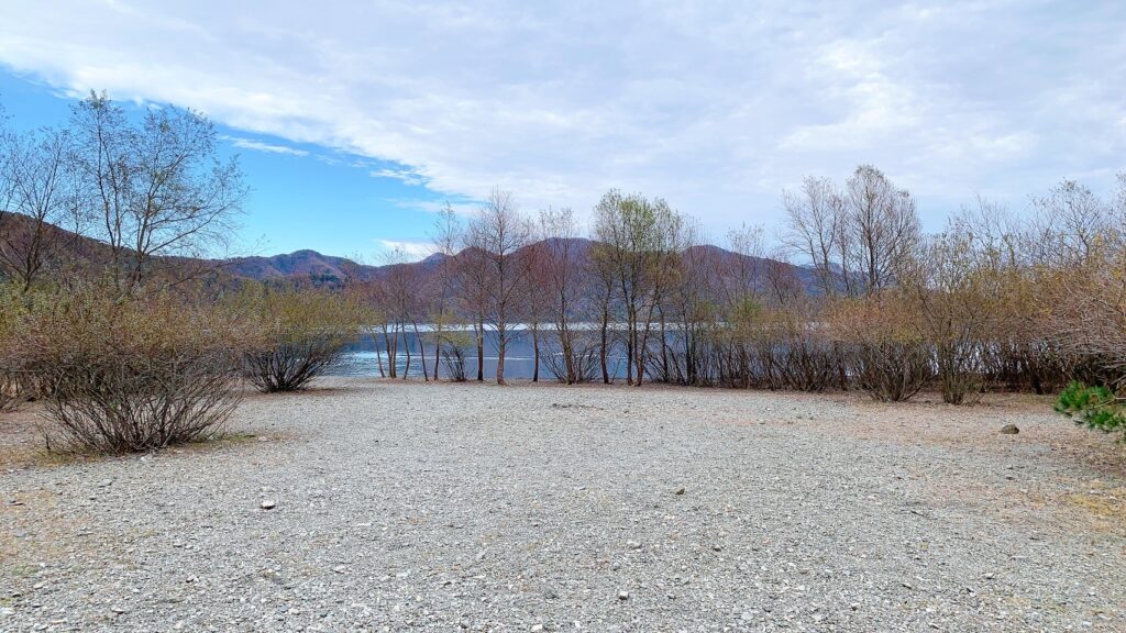 浩庵テント村（第2キャンプ場）は予約が取りやすく、紅葉が映える林間サイトが魅力のおすすめの超穴場。歩けば本栖湖にもアクセス可能だが、ゆるキャン△の聖地・浩庵キャンプ場とは違い富士山や本栖湖は見れない。冬季の閉鎖やたぬきの多さがデメリット。