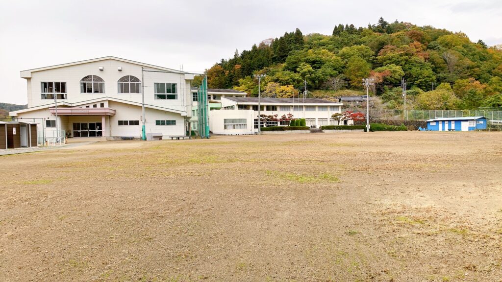 浩庵テント村（第2キャンプ場）は予約が取りやすく、紅葉が映える林間サイトが魅力のおすすめの超穴場。歩けば本栖湖にもアクセス可能だが、ゆるキャン△の聖地・浩庵キャンプ場とは違い富士山や本栖湖は見れない。冬季の閉鎖やたぬきの多さがデメリット。