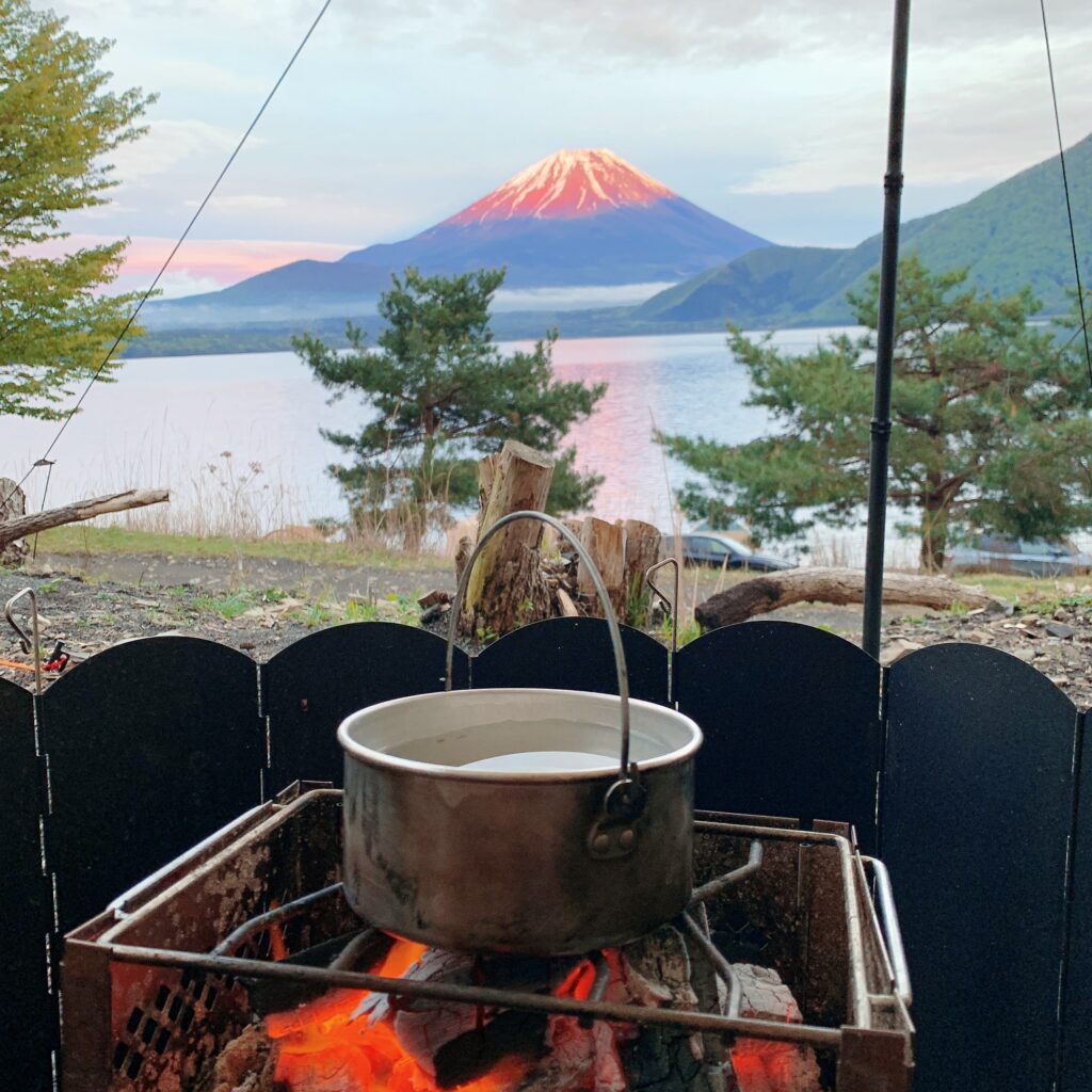 浩庵テント村（第2キャンプ場）は予約が取りやすく、紅葉が映える林間サイトが魅力のおすすめの超穴場。歩けば本栖湖にもアクセス可能だが、ゆるキャン△の聖地・浩庵キャンプ場とは違い富士山や本栖湖は見れない。冬季の閉鎖やたぬきの多さがデメリット。